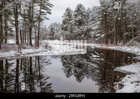 Il ramo orientale del fiume Swift subito dopo una tempesta di neve - Petersham, Massachusetts Foto Stock