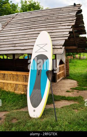 La tavola da surf si staglia e si asciuga dopo il nuoto. Attrezzatura da surf dopo o prima dell'allenamento. Attività ricreative all'aperto Foto Stock