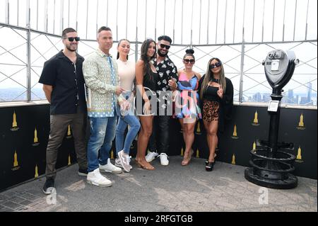 New York, USA. 3 agosto 2023. I membri del cast di Jersey Shore Family Vacation (l-r) Vinny Guadagnino, Mike 'The Situation' Sorrentino, Jenni 'JWOWW' Farley, Sammi 'Sweetheart' Giancola, Paul 'DJ Pauly D' DelVecchio, Deena Nicole cortese e Nicole 'Snooki' Polizzi visitano l'Empire State Building, New York, NY, il 3 agosto 2023. (Foto di Anthony Behar/Sipa USA) credito: SIPA USA/Alamy Live News Foto Stock