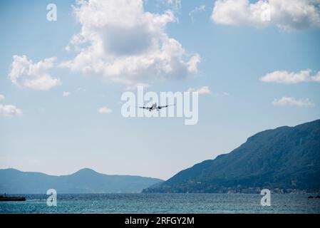Kerkyra, Grecia - 09 24 2022: Una vista impressionante dell'atterraggio. Entra in aereo sullo sfondo dell'acqua e delle montagne. Volo charter per il turista Foto Stock