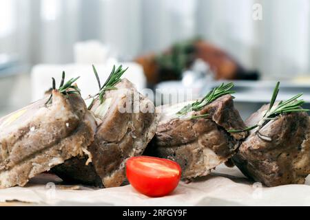 maiale al forno con uova all'interno della carne, tagliato a pezzetti per mangiare, deliziosa carne al forno Foto Stock