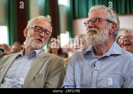 Belfast, Regno Unito. 3 agosto 2023. Falls Rd, Belfast 3 agosto 2023.The Choices for Ireland Jeremy Corbyn MP ha affrontato una folla di capacità al St Mary's University College di Belfast sulle scelte riguardanti un referendum sulla riunificazione. Era presente anche Gerry Adams di Sinn Fein. Crediti: Bonzo/Alamy Live News Foto Stock