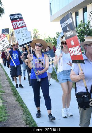 Hollywood, USA. 3 agosto 2023. Erin Cardillo picchettando con i membri SAG-AFTRA e WGA al di fuori dei NETFLIX e Sunset Bronson Studios il 3 agosto 2023 a Hollywood, California. © Lisa OConnor/AFF-USA.com credito: AFF/Alamy Live News Foto Stock