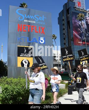 Hollywood, USA. 3 agosto 2023. Picketers picchettando con i membri SAG-AFTRA e WGA al di fuori dei NETFLIX e Sunset Bronson Studios il 3 agosto 2023 a Hollywood, California. © Lisa OConnor/AFF-USA.com credito: AFF/Alamy Live News Foto Stock