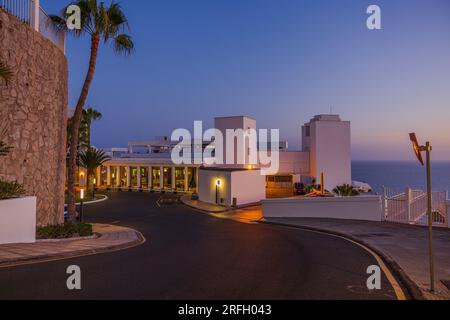 Splendido esterno dell'hotel a Gran Canaria sullo sfondo del tramonto. Spagna. Foto Stock