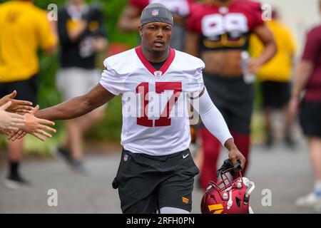 3 agosto 2023: Il wide receiver dei Washington Commanders Terry McLaurin (17) cammina sul campo durante la pratica del training camp dei Washington Commanders presso l'OrthoVirginia Training Center ad Ashburn, Virginia Reggie Hildred/CSM Foto Stock