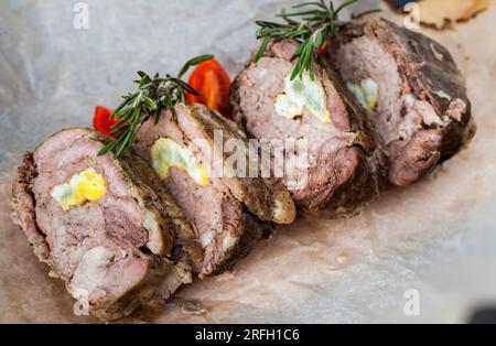 maiale al forno con uova all'interno della carne, tagliato a pezzetti per mangiare, deliziosa carne al forno Foto Stock