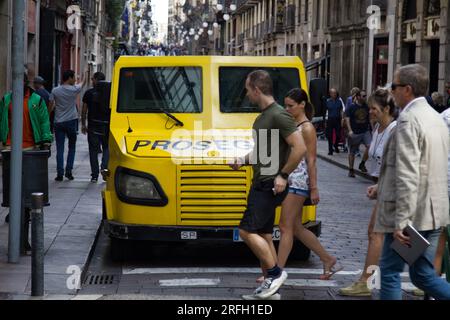 Barcellona, Spagna - 9 ottobre 2017: Auto blindata per il trasporto di denaro, contanti e oggetti di valore in veicolo di transito. Protezione del denaro. Milioni di euro si muovono qu Foto Stock