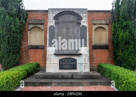 Memoriale di guerra a Marlborough, Wiltshire, Inghilterra, Regno Unito, un cenotafio di pietra con targhe di ottone con i nomi dei morti di guerra locali Foto Stock