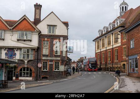 Il Bear Hotel e vista di Marlborough High Street con un autobus che passa davanti al municipio, Wiltshire, Inghilterra, Regno Unito Foto Stock