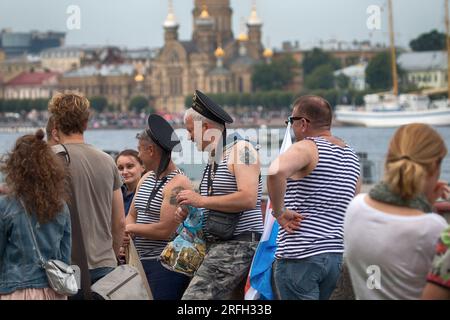 San Pietroburgo, Russia - 30 luglio 2017: Festa estiva della Marina. Le persone camminano lungo l'argine del fiume Neva Foto Stock