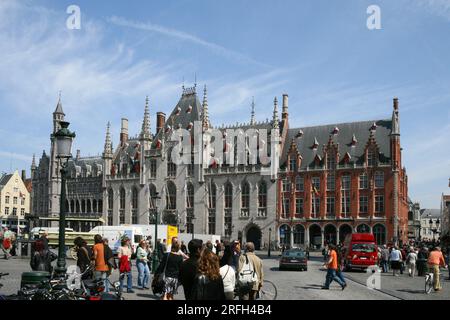 Edifici storici a Markt, piazza del mercato a Bruges, Belgio. Centro Provinciaal Hof (Corte Provinciale). Foto Stock