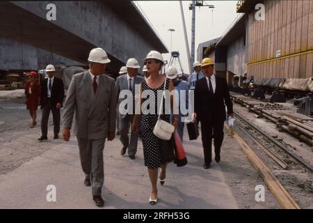 Korsor/Nyborg / Denmark,070-07-1992  H.M.la Regina Margrete II e il principe henerik (ora principe Henrik) Visita il progetto storebaelt, grande collegamento brigde e tunel e gestire i progetti show thier per collegare l'isola di Fune e l'isola di Sjealand per collegare la Danimarca. Foto di Francis Joseph Dean/Deanpictures. Foto Stock