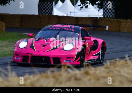 Rachel Frey, Porsche 911 RSR-19, Iron Dames, le Mans 24 ore 2023, 75 anni di Porsche, 60 anni del 911, con la sua forma iconica, la 911 ha una parte Foto Stock