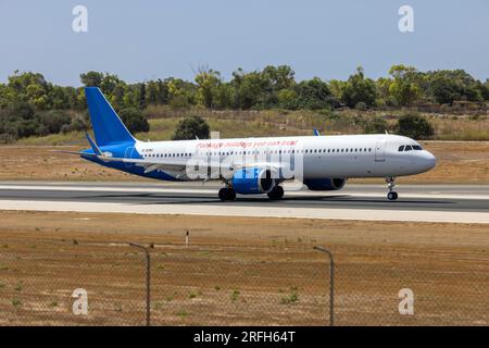 Jet2 Airbus A321-251NX (Reg.: G-SUNC) con solo una combinazione di colori parziale, in servizio per poche settimane solo in arrivo nel Foto Stock