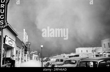 Scena di strada durante la tempesta di polvere, Elkhart, Kansas, USA, Arthur Rothstein, STATI UNITI Farm Security Administration, 21 maggio 1937 Foto Stock