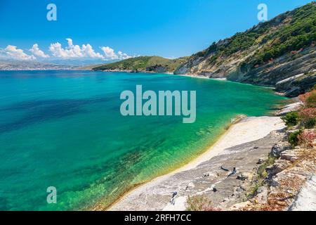 Vista droni sulla spiaggia di Pulebardha. Pulebardha è una piccola spiaggia appartata situata vicino alla città di Saranda in Albania. È noto per il suo turchese chiaro Foto Stock