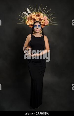 Santa Muerte. Ritratto di una donna con il trucco del teschio di zucchero. Trucco di Halloween. Ritratto di Calavera Catrina Foto Stock