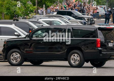 Washington, Stati Uniti. 3 agosto 2023. L'ex presidente Donald Trump arriva al tribunale federale E. Barrett Prettyman per la sua prima apparizione in un'aula di tribunale a Washington DC giovedì 3 agosto 2023. Trump è stato incriminato per quattro capi d'accusa relativi al suo presunto piano di rovesciare i risultati delle elezioni del 2020 e istigare la rivolta del 6 gennaio 2021 al Campidoglio degli Stati Uniti. Foto di Ken Cedeno/UPI Credit: UPI/Alamy Live News Foto Stock