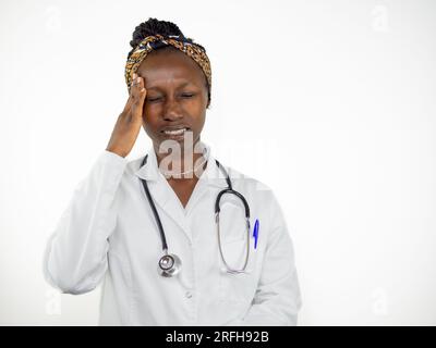 Giovane medico donna che ha mal di testa. Isolato su sfondo bianco Foto Stock