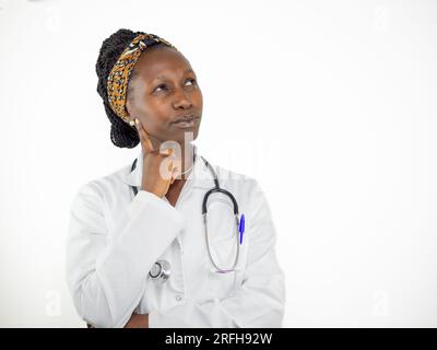 Giovane medico donna che dubita. Isolato su sfondo bianco Foto Stock