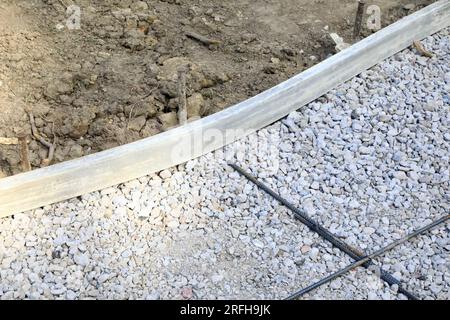 preparazione di patio in cemento con forme e armature Foto Stock