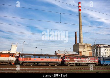 BRECLAV, REPUBBLICA CECA - 7 SETTEMBRE 2014: Treni e locomotive CD Cargo di fronte allo stabilimento Gumotex di Breclav Foto Stock