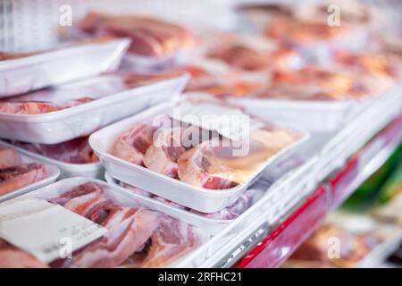 Agnello crudo fresco confezionato in vassoi di plastica nella macelleria Foto Stock