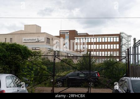 Slough, Berkshire, Regno Unito. 3 agosto 2023. In seguito alla vendita dell'ex sito di produzione di vernici Akzo Nobel Decorative a Wexham Road, Slough, è stata presentata al Slough Borough Council una domanda di pianificazione dei lavori di American Data Centre Company, Equinix, Inc.. L'applicazione dei lavori abilitanti comprende la demolizione degli edifici rimanenti sul sito, compresi gli ex edifici Akzo Nobel per la ricerca e lo sviluppo (nella foto). Una lunga fila di alberi di conifere mature alte sul sito che corrono parallelamente a Wexham Road è stata recentemente abbattuta. I trucioli di legno sono accumulati Foto Stock