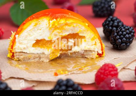 marmellata di pesche gialle con lamponi e more, torta all'arancia con ripieno bianco cremoso Foto Stock
