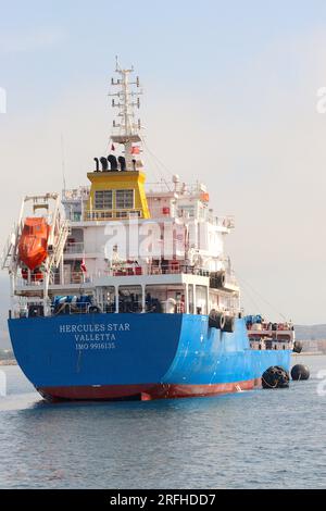 Una vista severa della petroliera "Hercules Star", che risale a pochi mesi fa, cattura i raggi di luce del sole presto attraverso la foschia mattutina nel porto di Gibilterra. Foto Stock