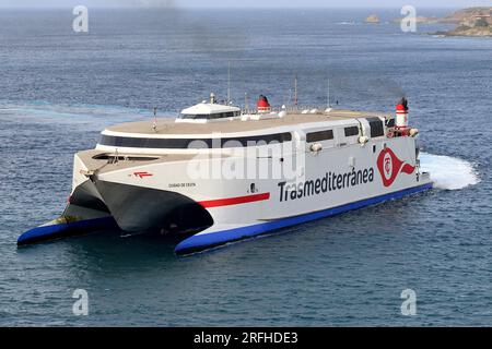 Cuidad de Ceuta, un catamarano veloce piercing ad onda INCAT che trasporta passeggeri/veicolo, entra nel porto di Ceuta, dalla Spagna sul servizio dello stretto meridionale. Foto Stock