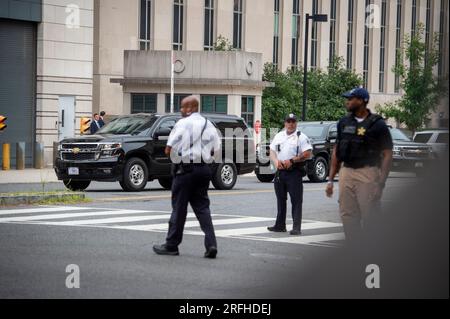 Il corteo dell'ex presidente degli Stati Uniti Donald J. Trump lascia il tribunale degli Stati Uniti E. Barrett Prettyman a seguito della sua denuncia a Washington DC, giovedì 3 agosto 2023. L'ex presidente Donald J. Trump è previsto per un'accusa a seguito della sua accusa da parte di un Grand jury, su quattro capi d'accusa per i suoi presunti sforzi per rovesciare i risultati delle elezioni del 2020. Credito: Rod Lamkey/CNP /MediaPunch Foto Stock