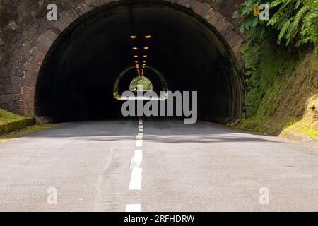 Tunnel di Ribeira Quente sull'isola di Sao Miguel nelle Azzorre, Portogallo. L'unico tunnel sull'isola di Sao Miguel. Foto Stock