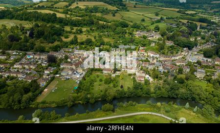 Veduta aerea dei droni del villaggio di Batheaston, 3 miglia a est della città di Bath. Foto Stock