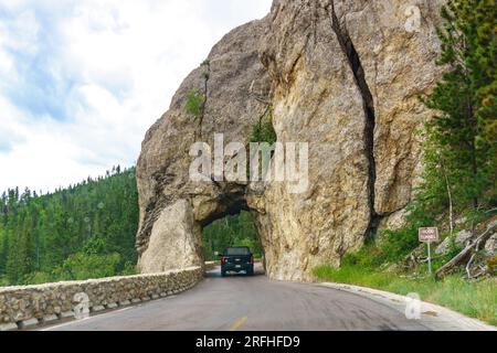 Camion che attraversa il tunnel Hood a Needles Highway, Black Hills, South Dakota, Hood Tunnel, Custer State Park, SD, USA, South Dakota 87 Foto Stock