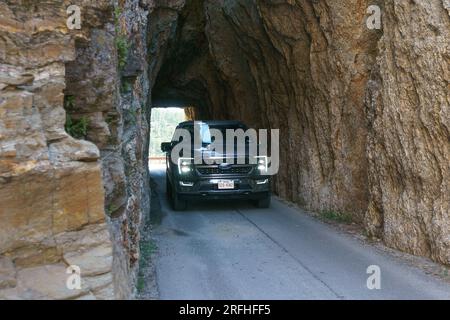 Camion che attraversa il tunnel Needles Eye in Needles Highway, Black Hills, South Dakota, Needles Eye Tunnel, Custer State Park, SD, USA Foto Stock