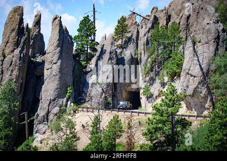 Jeep che attraversa il tunnel di Needles Highway, Black Hills, South Dakota, Needles Eye Tunnel, Custer State Park, SD, USA Foto Stock