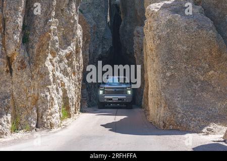 Camion che attraversa il tunnel Needles Eye in Needles Highway, Black Hills, South Dakota, Needles Eye Tunnel, Custer State Park, SD, USA Foto Stock