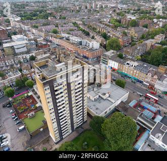 Kilburn Square Estate, Brent si compone di un edificio a torre di 17 piani costruito alla fine degli anni '1960 e di quattro bassi edifici di 6 o 7 piani Foto Stock