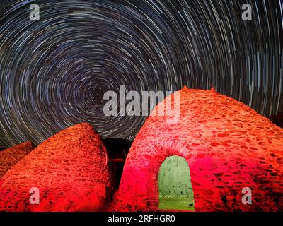 Wildrose Charcoal Kilns di notte, costruito nel 1877 per produrre carbone, Death Valley National Park, California, USA. Foto Stock