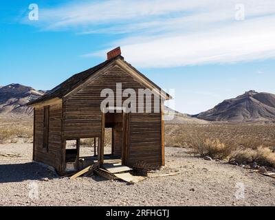 Edificio abbandonato a Rhyolite, una città fantasma nella contea di Nye, vicino al Death Valley National Park, Nevada, USA. Foto Stock