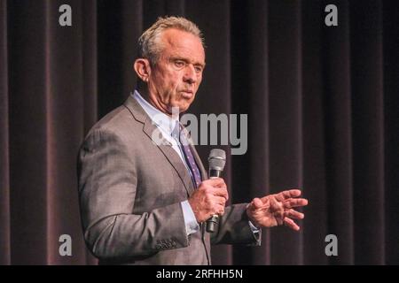 Los Angeles, Stati Uniti. 3 agosto 2023. Il candidato presidenziale democratico Robert F. Kennedy Jr. Discute le questioni relative all'immigrazione dopo la premiere di "Midnight at the Border" a Beverly Hills. "Midnight at the Border" è un documentario sull'immigrazione illegale al confine tra Arizona e California con il Messico, basato sulla visita di Robert F. Kennedy Jr. Nella zona a giugno. Credito: SOPA Images Limited/Alamy Live News Foto Stock