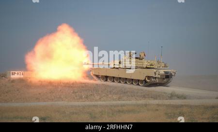 3rd Battalion, 116th Cavalry Regiment M1A2 SEPv2 Abrams Tank Crew spara il suo cannone principale da 120 mm al raggio 10 come parte della qualifica Table vi del battaglione all'Orchard Combat Training Center, vicino a Boise, Idaho, 23 luglio 2023. (Foto della Guardia Nazionale dell'esercito del maggiore W, Chris Clyne, Oregon National Guard Public Affairs) Foto Stock