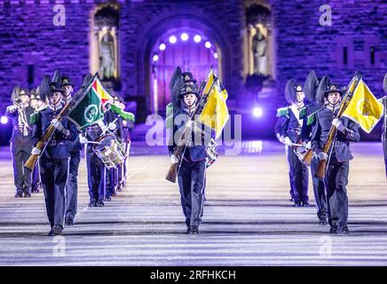 Edimburgo, Regno Unito. 3 agosto 2023 nella foto: Sua Maestà la banda della Guardia del Re e la squadra di perforazione della Norvegia. Il Royal Edinburgh Military Tattoo si svolge sull'Esplanade del Castello di Edimburgo con il tema delle storie. Crediti: Rich Dyson/Alamy Live News Foto Stock