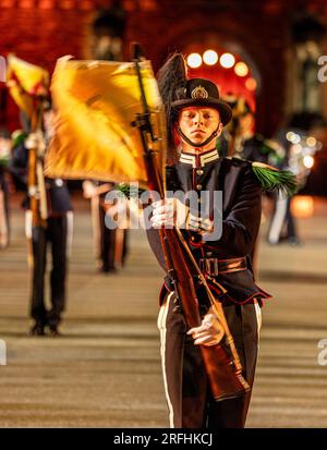 Edimburgo, Regno Unito. 3 agosto 2023 nella foto: Sua Maestà la banda della Guardia del Re e la squadra di perforazione della Norvegia. Il Royal Edinburgh Military Tattoo si svolge sull'Esplanade del Castello di Edimburgo con il tema delle storie. Crediti: Rich Dyson/Alamy Live News Foto Stock