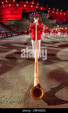 Edimburgo, Regno Unito. 3 agosto 2023 nella foto: Banda centrale delle forze armate svizzere. Il Royal Edinburgh Military Tattoo del 2023 si svolge sull'Esplanade del Castello di Edimburgo con il tema delle storie. Crediti: Rich Dyson/Alamy Live News Foto Stock