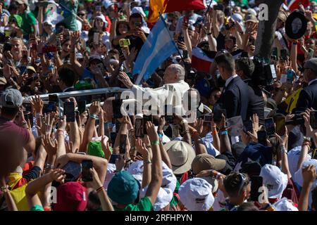 Lisbona, Portogallo. 3 agosto 2023. Papa Francesco i è visto in sella alla Popemobile intorno al Parco Eduardo VII, salutando la gente alla vigilia della messa della GMG 2023. La giornata Mondiale della Gioventù è un'attività di carattere religioso che conta con la presenza di giovani provenienti da tutto il mondo in un incontro con il Papa. Si svolge ogni due, tre o quattro anni con carattere internazionale in una città scelta dal Sommo Pontefice. (Foto di Jorge Castellanos/SOPA Images/Sipa USA) credito: SIPA USA/Alamy Live News Foto Stock