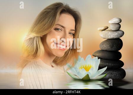 Armonia, equilibrio, consapevolezza. Bella donna, fiore di loto e pila di pietre al tramonto, doppia esposizione Foto Stock