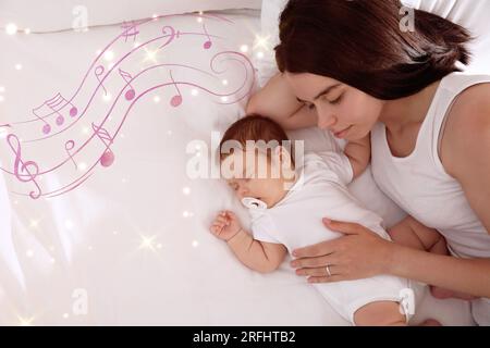 Canzoni ninnananna. Madre e suo figlio dormono a casa. Illustrazione di note musicali volanti vicino a donna e bambino Foto Stock